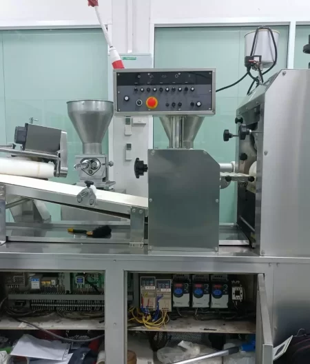 ตรวจเช็คอินเวอร์เตอร์ปรับรอบมอเตอร์ AC10 1.5 kW เครื่องผลิตซาลาเปาสำเร็จนรูป