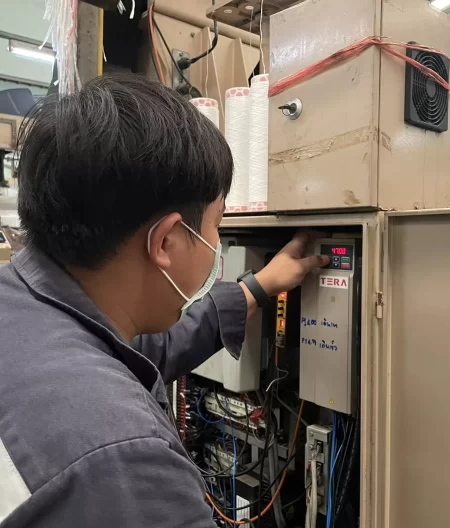 รีวิวการติดตั้งอินเวอร์เตอร์ปรับรอบมอเตอร์ Veichi AC310 7.5 kW จังหวัดชลบุรี เครื่องทอผ้า